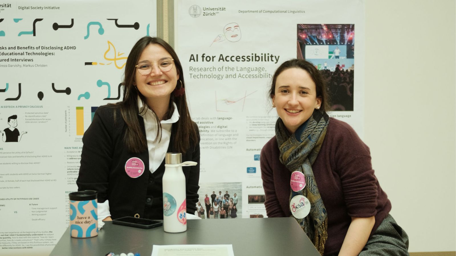 Strahlende Gesichter: Mit-Organisatorin Nathalie Guiber (r.) und Oriane Pierrès gaben Auskunft zu digitaler Barrierefreiheit.